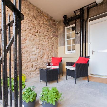 Stylish Royal Mile Apartment With Balcony เอดินบะระ ภายนอก รูปภาพ