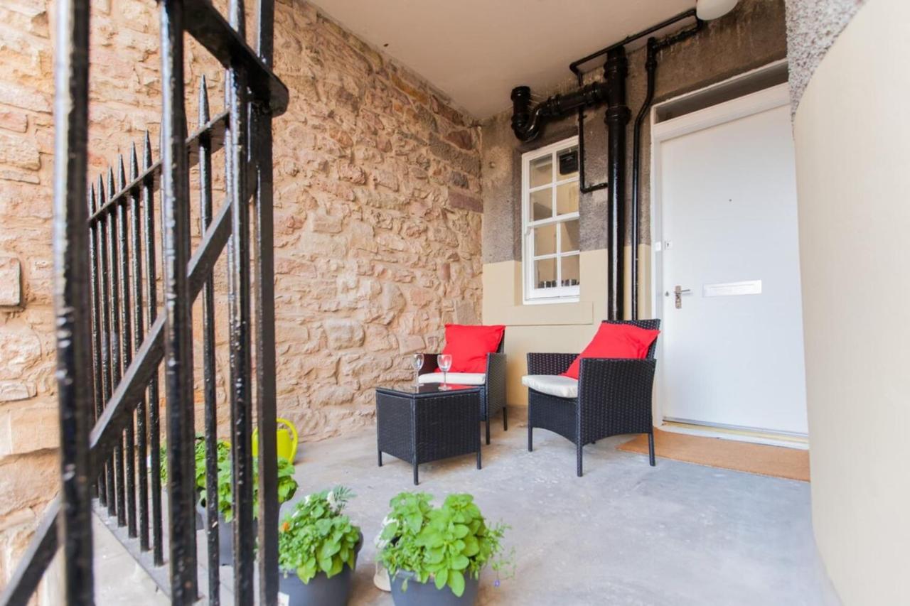 Stylish Royal Mile Apartment With Balcony เอดินบะระ ภายนอก รูปภาพ