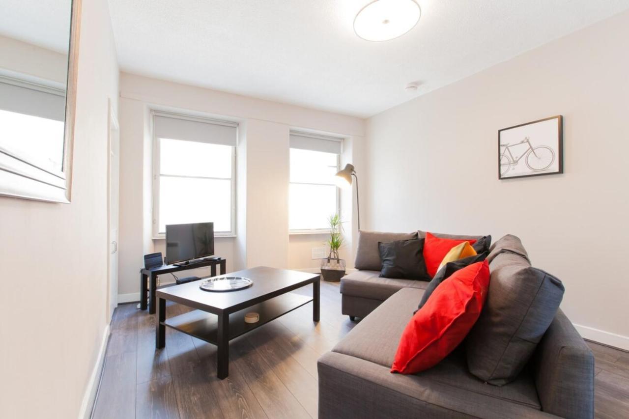 Stylish Royal Mile Apartment With Balcony เอดินบะระ ภายนอก รูปภาพ