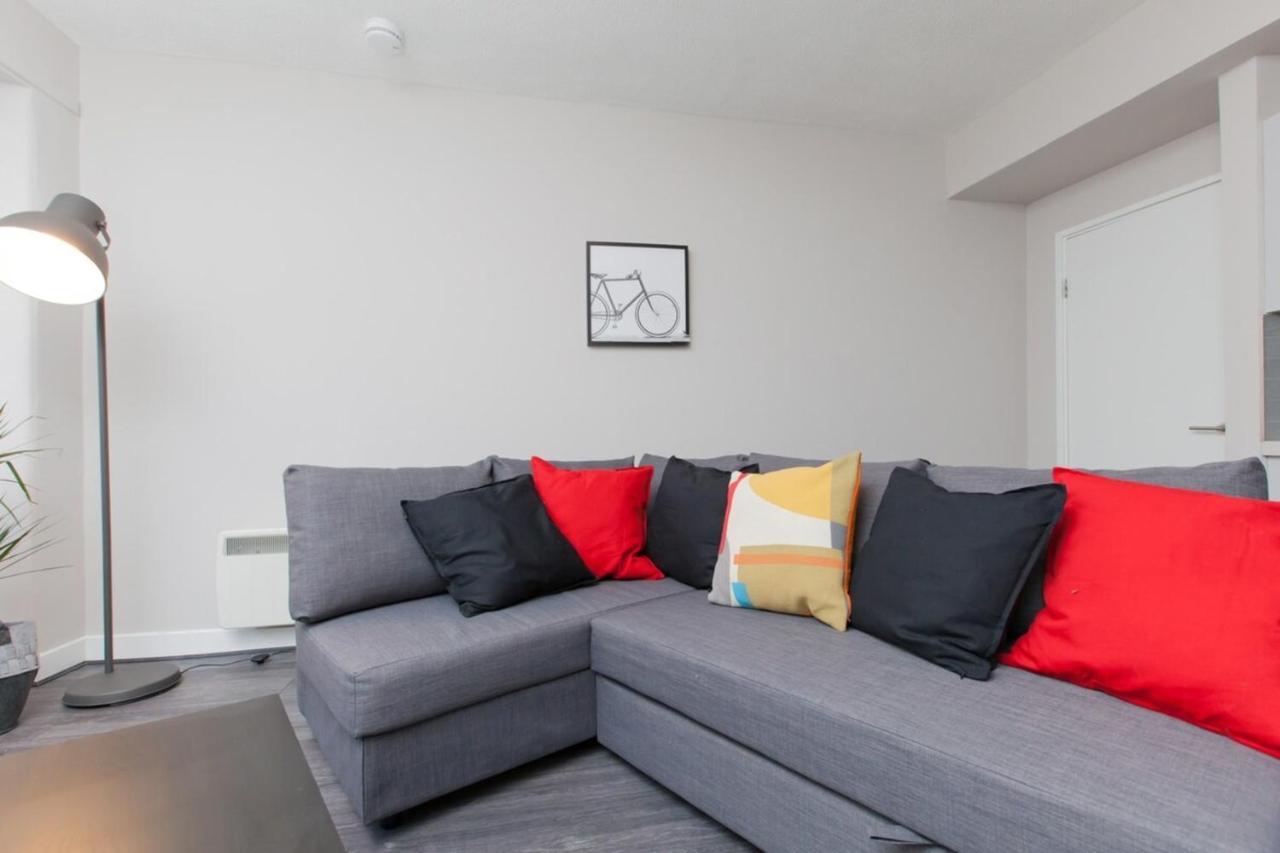 Stylish Royal Mile Apartment With Balcony เอดินบะระ ภายนอก รูปภาพ