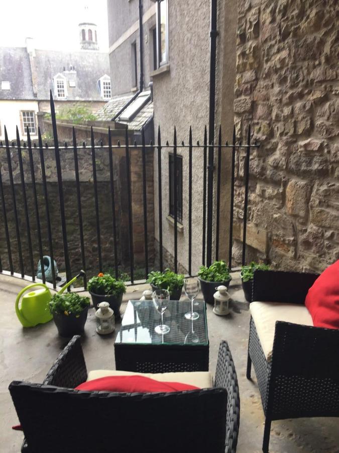 Stylish Royal Mile Apartment With Balcony เอดินบะระ ภายนอก รูปภาพ