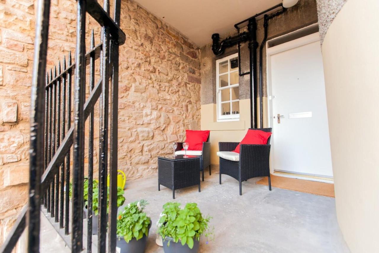 Stylish Royal Mile Apartment With Balcony เอดินบะระ ภายนอก รูปภาพ