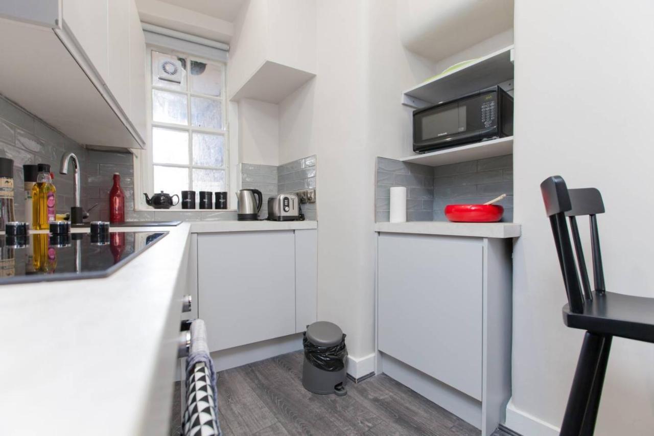 Stylish Royal Mile Apartment With Balcony เอดินบะระ ภายนอก รูปภาพ